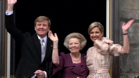 Willem Alexander, Beatrix en Maxima 'wuiven'
